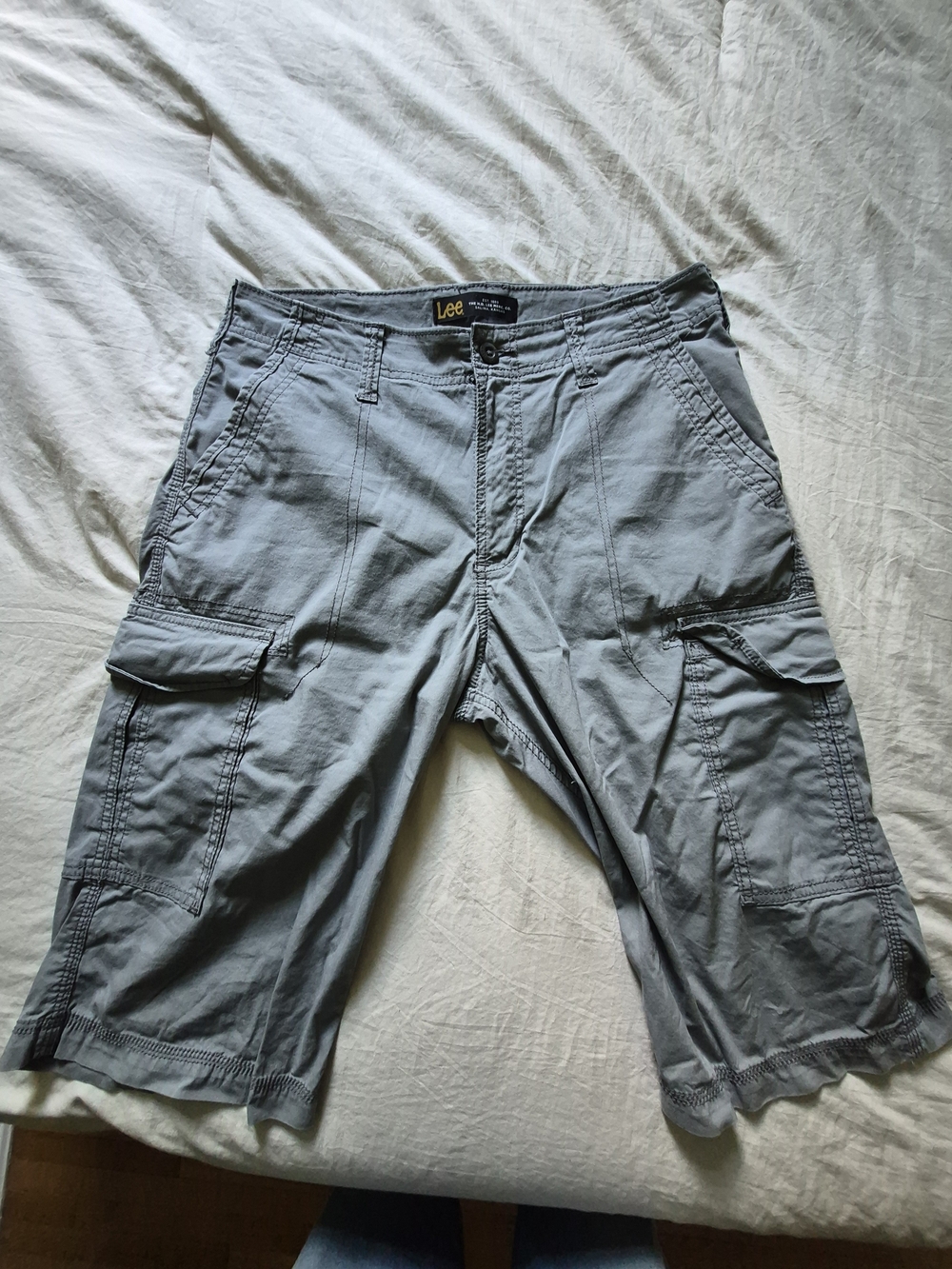 Lee Men's Light Gray Cargo Shorts with Multiple Pockets
